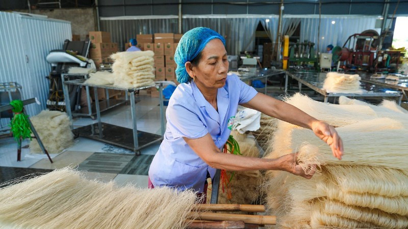 Hung Lo Rice Noodle Cooperative (Phu Tho Province) is busy fulfilling year-end orders.