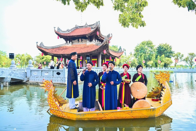 The Quan Ho folk singing Club of Den Do Temple during a Quan Ho performance at the Den Do Temple water pavilion, Bac Ninh. (Photo: BAO LONG)