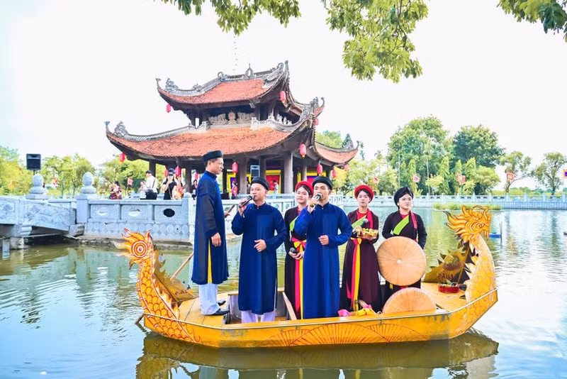 The Quan Ho folk singing Club of Den Do Temple during a Quan Ho performance at the Den Do Temple water pavilion, Bac Ninh. (Photo: BAO LONG)
