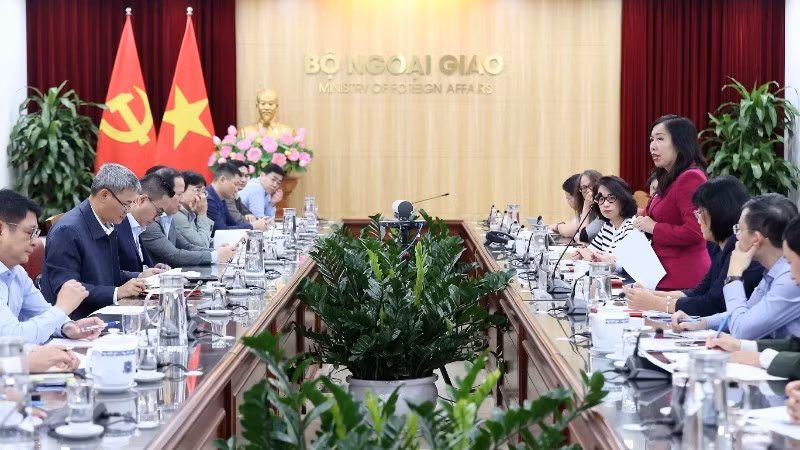 Le Thi Thu Hang, Deputy Minister of Foreign Affairs and Head of the Subcommittee on Communication and Culture of the National Committee for APEC, chairs the first meeting of the subcommittee. (Photo: VNA)