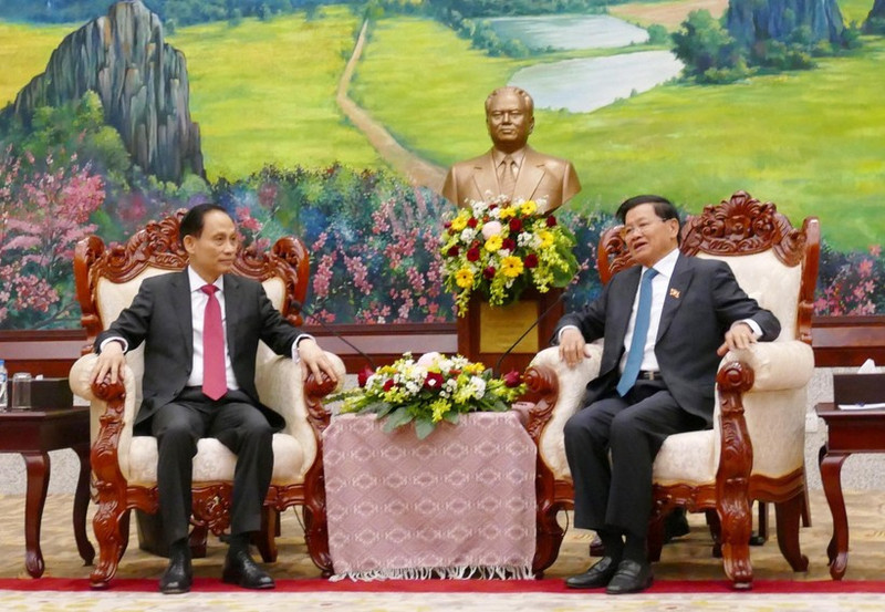 Minister of Foreign Affairs Le Hoai Trung (L), who is Special Envoy of General Secretary of the Communist Party of Viet Nam (CPV) Central Committee To Lam, meets with General Secretary of the LPRP Central Committee and President of Laos Thongloun Sisoulith. (Photo: VNA)