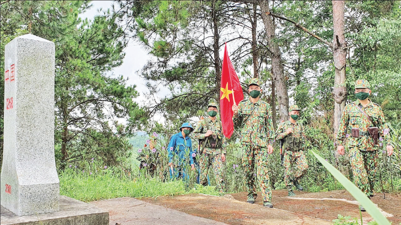 Officers and soldiers of the Chi Lang Border Guard Station, in coordination with the militia, organise patrols to protect the border and boundary markers.