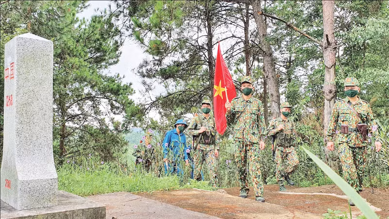 Officers and soldiers of the Chi Lang Border Guard Station, in coordination with the militia, organise patrols to protect the border and boundary markers.