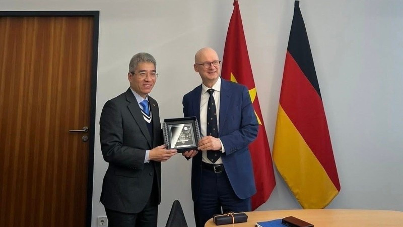 Vietnamese Ambassador to the Federal Republic of Germany Nguyen Dac Thanh and Marcus Pleyer, State Secretary at the Federal Ministry of Research, Technology and Space. (Photo courtesy of the Vietnamese Embassy in Germany)
