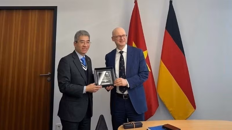 Vietnamese Ambassador to the Federal Republic of Germany Nguyen Dac Thanh and Marcus Pleyer, State Secretary at the Federal Ministry of Research, Technology and Space. (Photo courtesy of the Vietnamese Embassy in Germany)