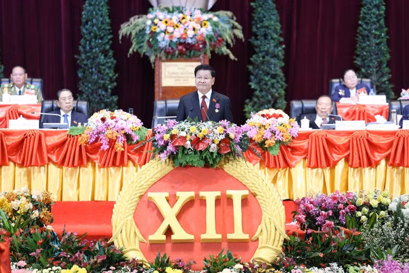 General Secretary of the Lao People's Revolutionary Party Central Committee Thongloun Sisoulith delivers a closing speech at the 12th National Congress of the Lao People's Revolutionary Party. (Photo: VNA)