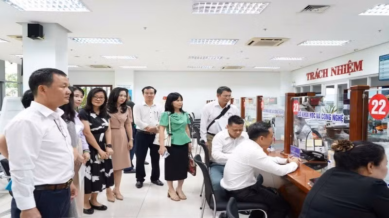 The working group of the Ministry of Science and Technology surveys the level of satisfaction of people performing public administrative procedures at the Da Nang City Public Administration Centre.