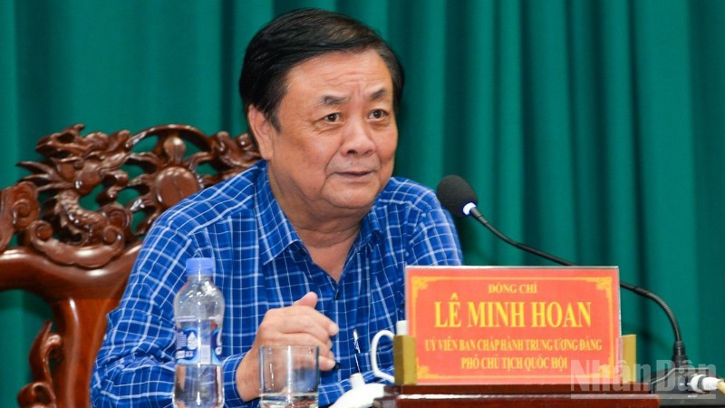 NA Vice Chairman Le Minh Hoan speaks at the meeting.