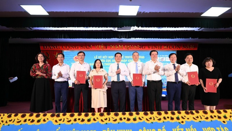 An overview of the signing ceremony of the communication programme between the Import and Export Department and press agencies of the industry and trade sector.