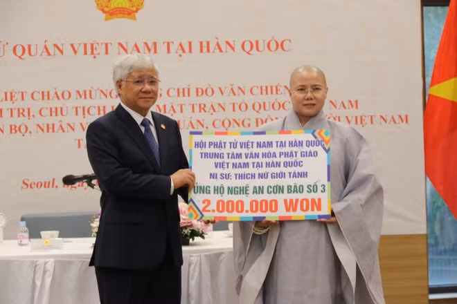 Venerable Thich Nu Gioi Tanh, President of the Vietnamese Buddhist Followers Association in the RoK, presents 2 million KRW donated by Vietnamese Buddhists to support residents of Nghe An province to overcome the aftermath of Typhoon Wipha. (Photo: VNA)