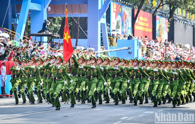 The bloc of male People’s Public Security officers at the general rehearsal of the parade, marching to celebrate the 50th anniversary of the Liberation of the South and National Reunification Day. (Photo: THANH DAT)