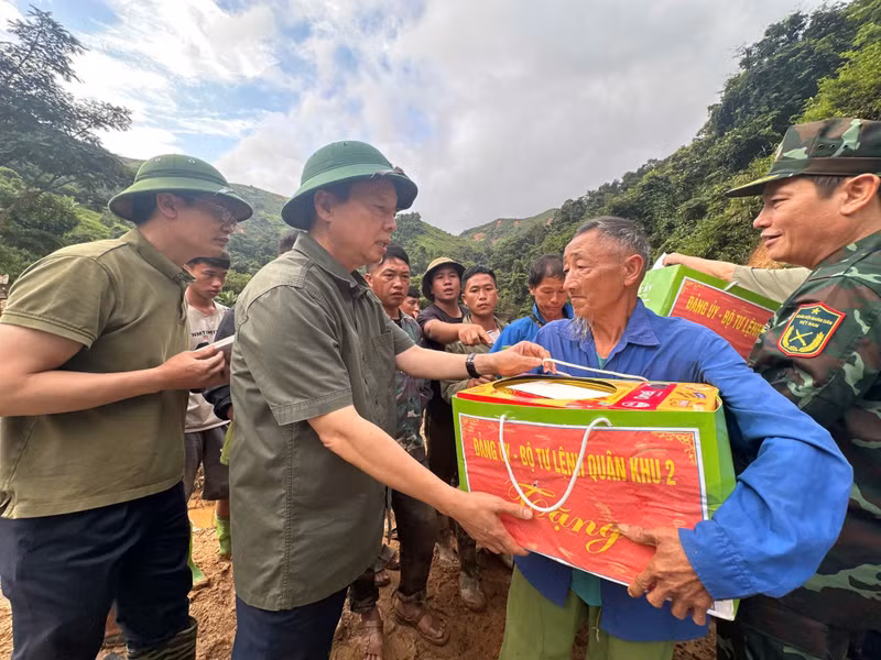 Deputy Prime Minister Tran Hong Ha presents gifts and encourages people affected by natural disasters in Hang Pu Xi village, Xa Dung commune, Dien Bien province. 