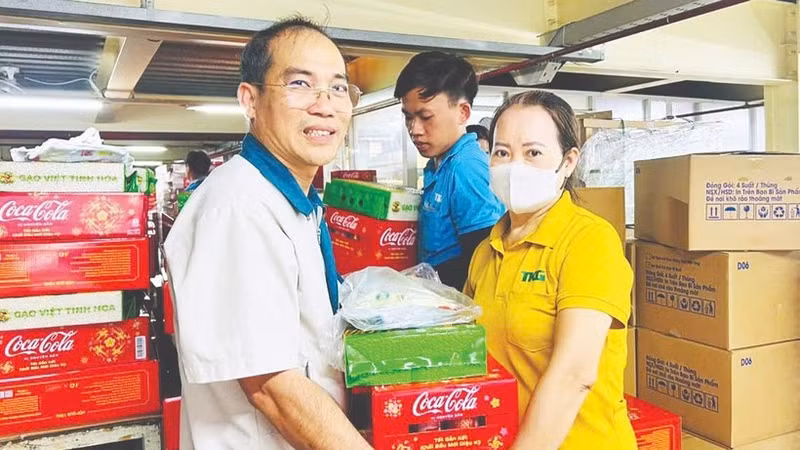Chairman of the Trade Union of TKG Taekwang Vina Joint Stock Company, Dinh Sy Phuc, presents gifts to workers.