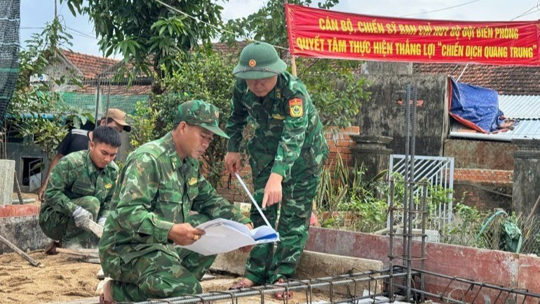 Officers and soldiers of the Dak Lak Provincial Border Guard Command build houses for the people.