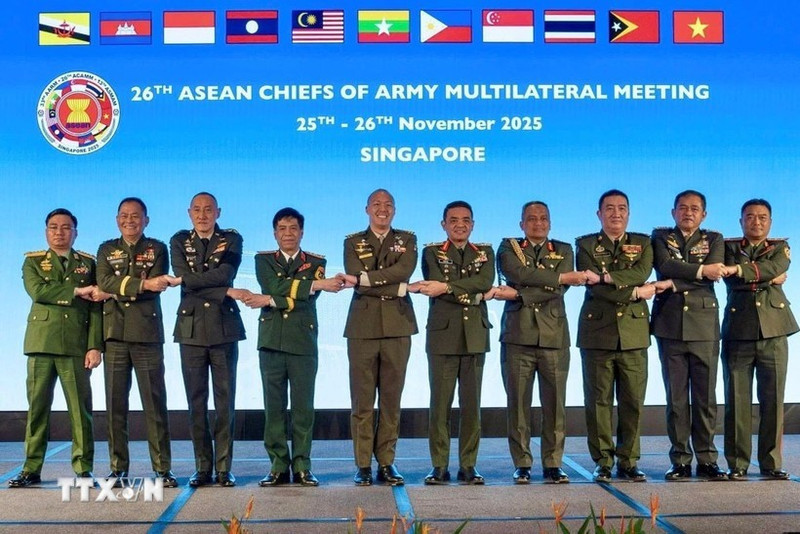 Sen. Lieut. Gen. Nguyen Van Nghia (fourth, from left), Deputy Chief of the General Staff of the Viet Nam People's Army, and other officials at the 26th ASEAN Chiefs of Army Multilateral Meeting in Singapore. (Photo published by VNA)