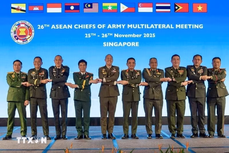 Sen. Lieut. Gen. Nguyen Van Nghia (fourth, from left), Deputy Chief of the General Staff of the Viet Nam People's Army, and other officials at the 26th ASEAN Chiefs of Army Multilateral Meeting in Singapore. (Photo published by VNA)