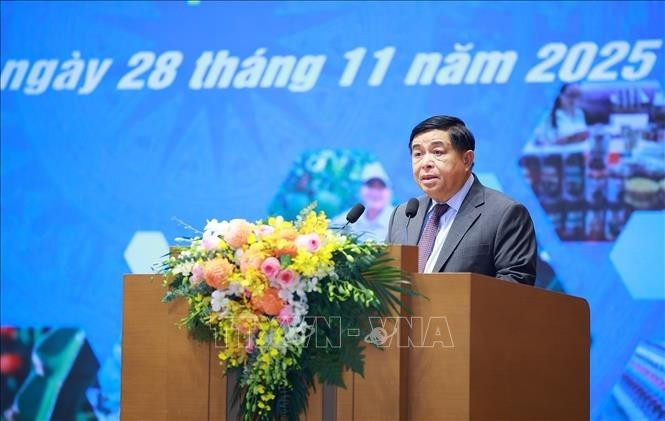 Deputy Prime Minister Nguyen Chi Dung speaks at the 2025 cooperative and collective economy forum in Ha Noi on November 28. (Photo: VNA)