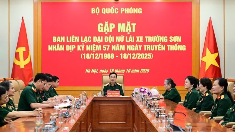 General Phan Van Giang chairs a meeting with the Liaison Committee of the Truong Son Female Drivers Company. (Photo: Viet Trung)