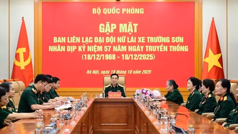 General Phan Van Giang chairs a meeting with the Liaison Committee of the Truong Son Female Drivers Company. (Photo: Viet Trung)