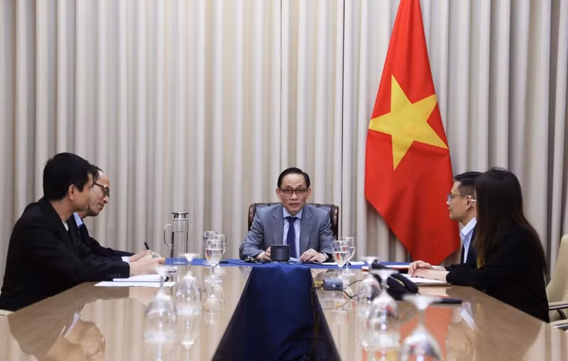 Secretary of the Party Central Committee and Acting Minister of Foreign Affairs Le Hoai Trung holds phone talks with UK Foreign Secretary Yvette Cooper on October 18 evening. (Photo: The Courtesy of the Foreign Affairs Ministry)