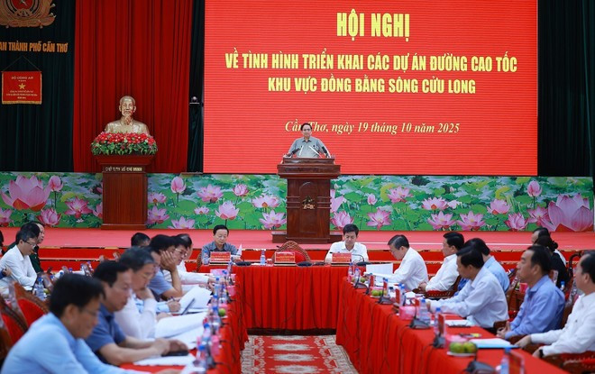 Prime Minister Pham Minh Chinh speaks at the conference on the implementation of expressway projects in the Mekong Delta (Photo: VNA)