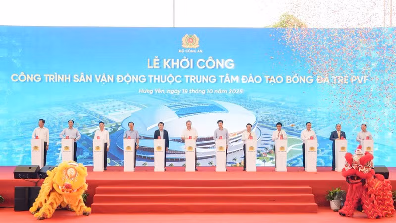 Party General Secretary To Lam and delegates perform the groundbreaking ceremony. (Photo courtesy of the Organising Board)