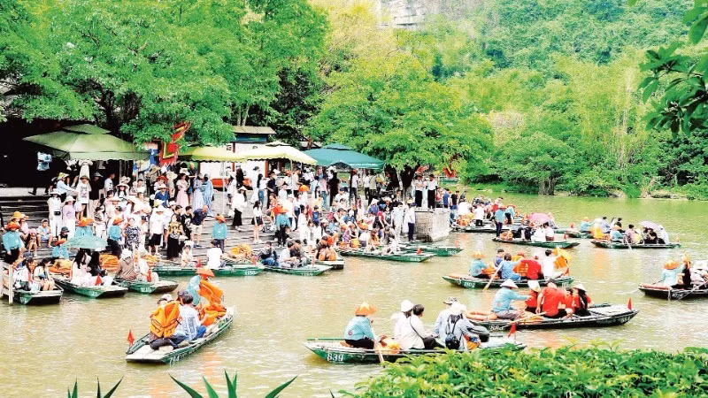 Tourists visit Trang An (Ninh Binh Province). (Photo: XUAN LAM)