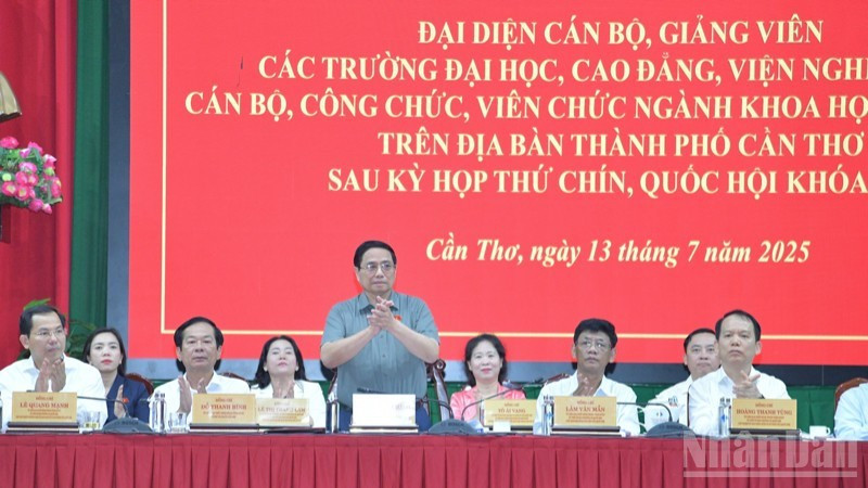 PM Pham Minh Chinh chairs the meeting. (Photo: VNA)