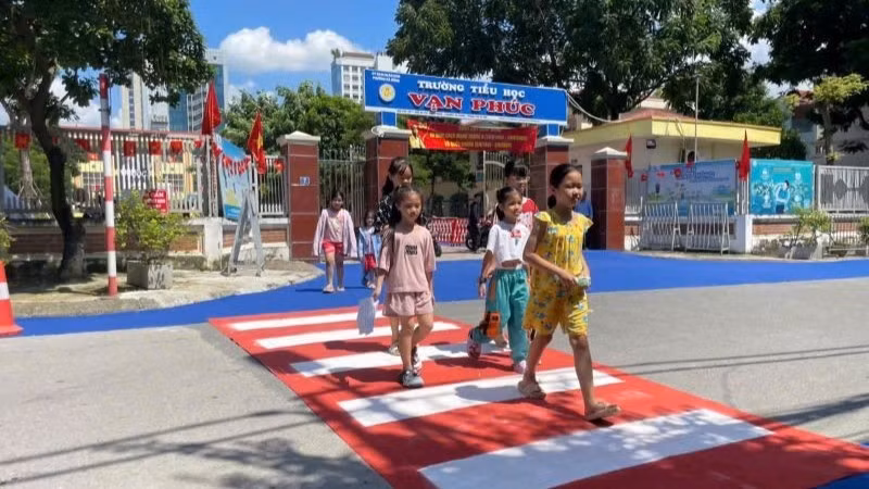 Students of Van Phuc Primary School (Ha Noi) confidently walk on the pedestrian-only road in front of the school gate.