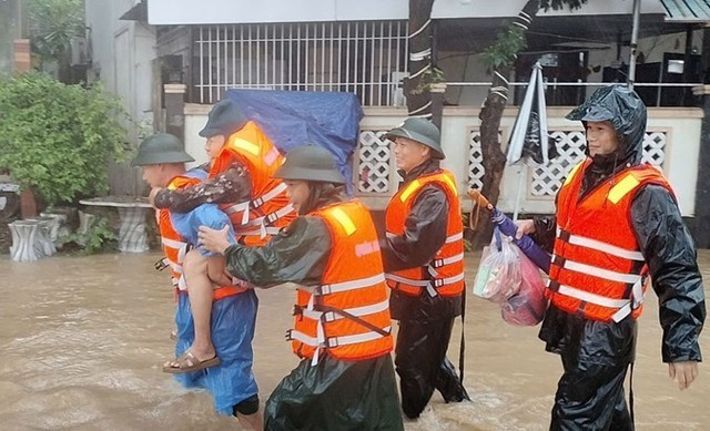 In many areas, people have to evacuate at night, with homes being swept away, livelihoods disrupted, and daily life completely upended. (Photo: https://xaydungchinhsach.chinhphu.vn)