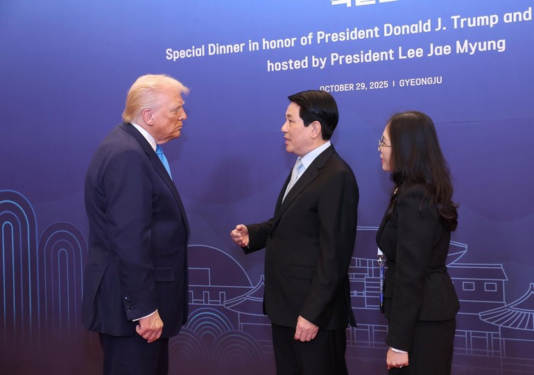 State President Luong Cuong (R) and US President Donald Trump (Photo: VNA)