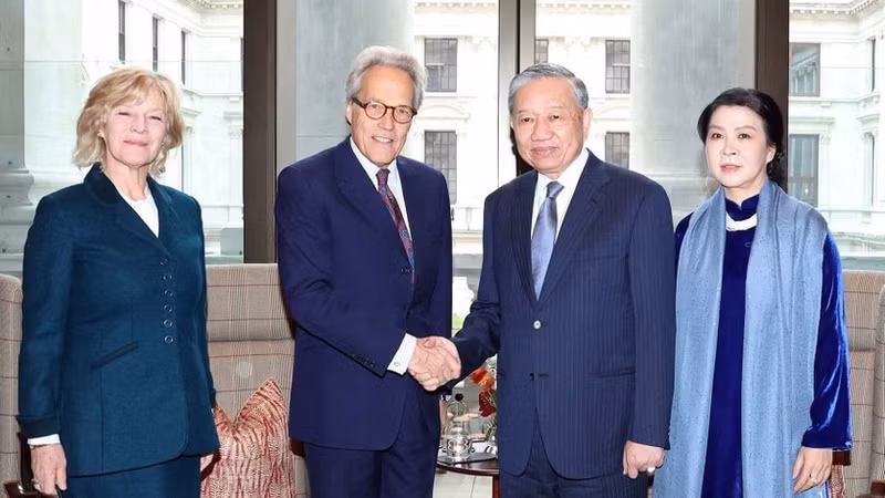 Party General Secretary To Lam and his spouse Ngo Phuong Ly meet with Duke of Richmond Charles Henry Gordon-Lennox and his spouse (Photo: VNA)