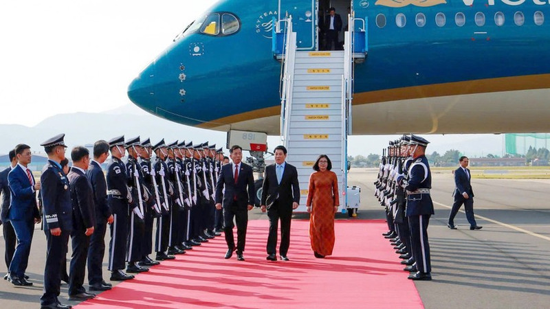 Vietnamese Ambassador to the RoK Vu Ho welcomes State President Luong Cuong (R) at the Gimhae Air Base in Busan. (Photo: VNA)