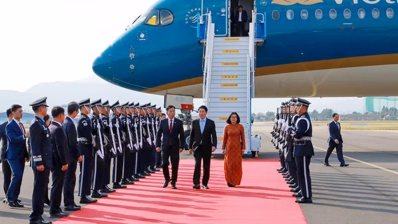 Vietnamese Ambassador to the RoK Vu Ho welcomes State President Luong Cuong (R) at the Gimhae Air Base in Busan. (Photo: VNA)