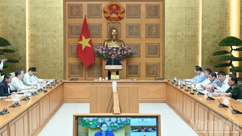 Prime Minister Pham Minh Chinh chairs an urgent meeting early on October 29 to discuss flood response and recovery efforts in the central region. (Photo: VNA)