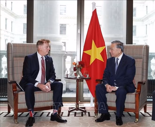 General Secretary of the Communist Party of Vietnam (CPV) Central Committee To Lam (right) meets with Chris Drewer, Senior Vice President and Head of Global Accounts, Asia–Pacific, at Airbus Group in the UK. (Photo: VNA)