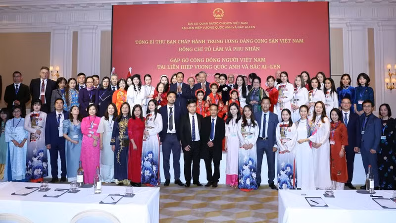 Party chief To Lam meets the Vietnamese community in UK (Photo: VNA)