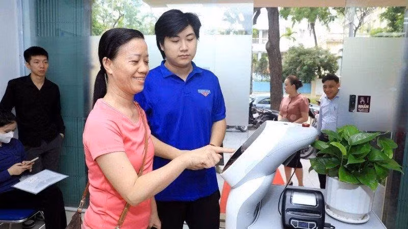 People use AI Robots when coming to the Cua Nam Ward Public Administration Service Point in Ha Noi.