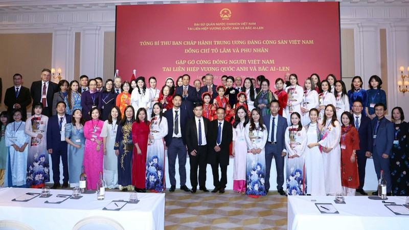 Party chief To Lam meets the Vietnamese community in UK (Photo: VNA)
