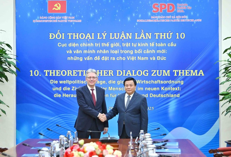 Politburo member Nguyen Xuan Thang, Chairman of the Central Theory Council and President of the Ho Chi Minh National Academy of Politics, and Achim Post, Deputy Chairman of the SPD and Co-Chairman of the SPD State Association of North Rhine-Westphalia (Photo: VNA)