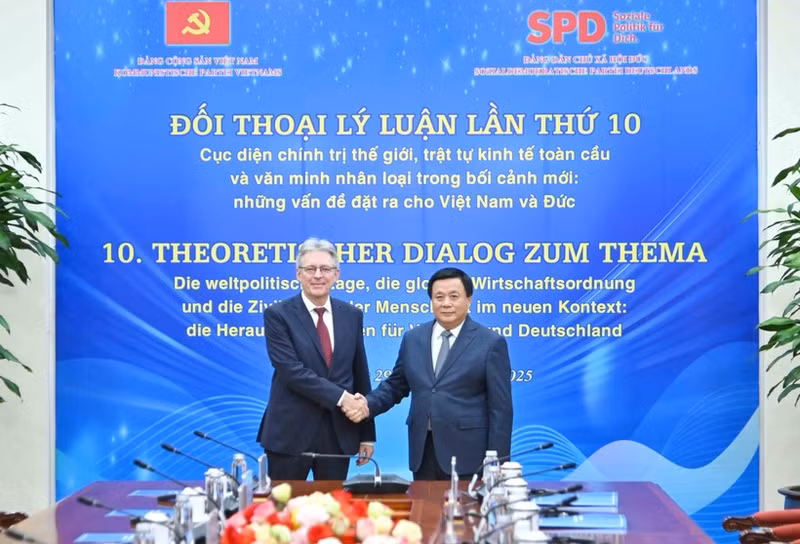 Politburo member Nguyen Xuan Thang, Chairman of the Central Theory Council and President of the Ho Chi Minh National Academy of Politics, and Achim Post, Deputy Chairman of the SPD and Co-Chairman of the SPD State Association of North Rhine-Westphalia (Photo: VNA)
