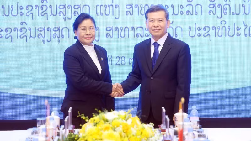 Chief Justice of the Supreme People’s Court of Viet Nam Le Minh Tri (right) and his Lao counterpart Viengthong Siphandon.