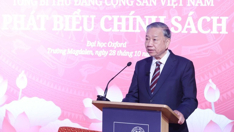 Party General Secretary To Lam delivers a policy address to professors, lecturers, researchers, students and friends of Viet Nam at the University of Oxford on the afternoon of October 28 (Photo: VNA)
