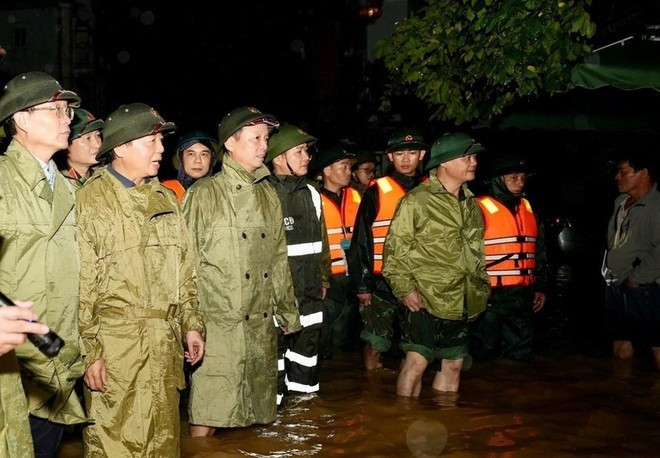 Deputy PM Tran Hong Ha and officials visit the flooded Chi Lang street in Phu Xuan ward, Hue city. (Photo: VNA)