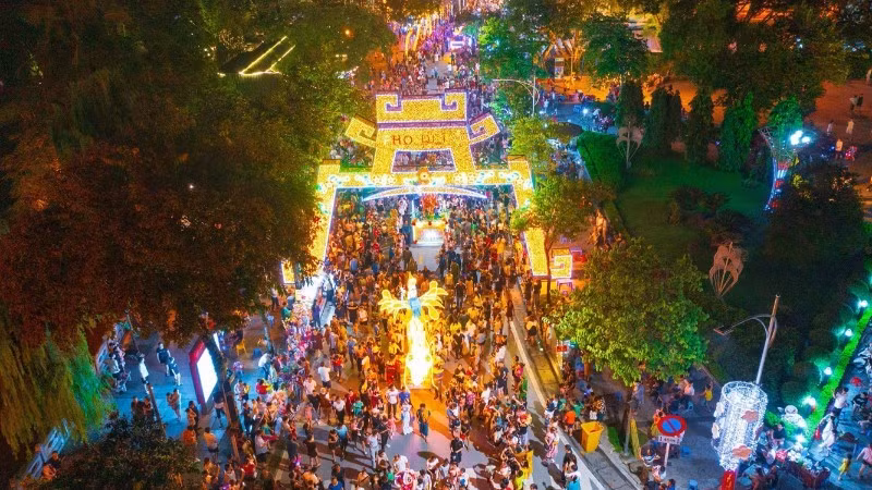 The Son Tay Ancient Citadel Night Walking Street has become a unique and attractive tourism product for visitors. (Photo: QUYNH CHI)