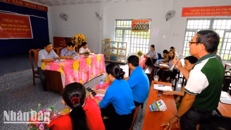 Leaders of Bu Dang commune (Dong Nai province) visits village 1 to meet and listen to people’s opinions