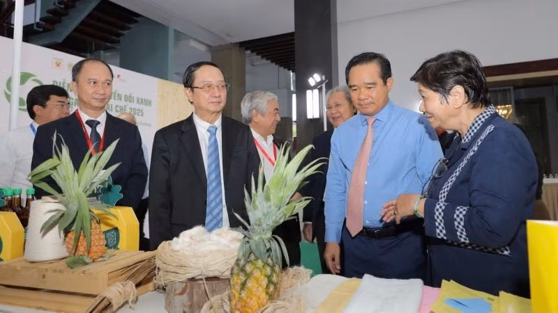 Delegates visit green products displayed at the Forum.