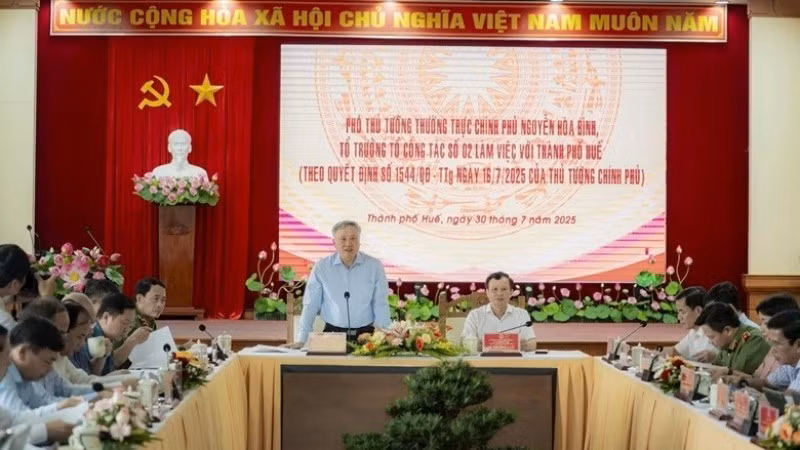 Deputy Prime Minister Nguyen Hoa Binh leads the Government’s working delegation to work with the Standing Committee of the Hue City Party Committee.