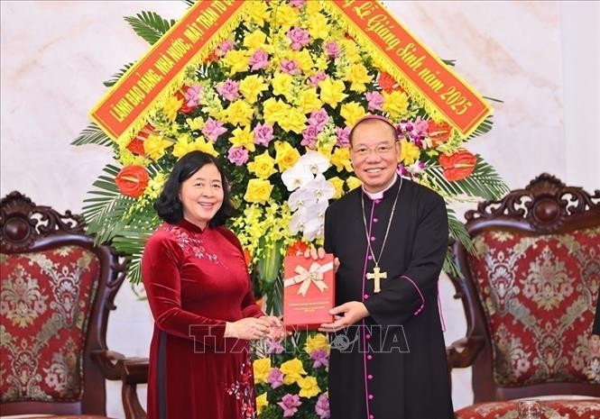President of the Viet Nam Fatherland Front (VFF) Central Committee Bui Thi Minh Hoai (L) extends Christmas greetings to Archbishop of Ha Noi and Vice President of the Catholic Bishops’ Conference of Viet Nam Vu Van Thien (Photo: VNA)