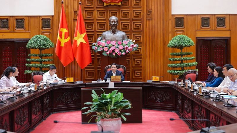 Prime Minister Pham Minh Chinh chairs a meeting with ministries and agencies to discuss solutions for macroeconomic management and responding to challenges in the region and the world. (Photo: VNA)